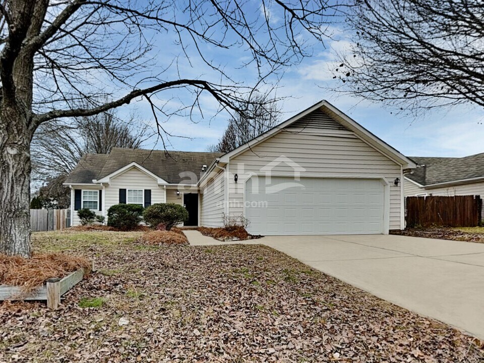 1520 Eagle Watch Ln in Kernersville, NC - Building Photo