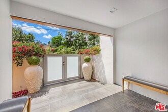 2600 Carman Crest Dr in Los Angeles, CA - Building Photo - Building Photo