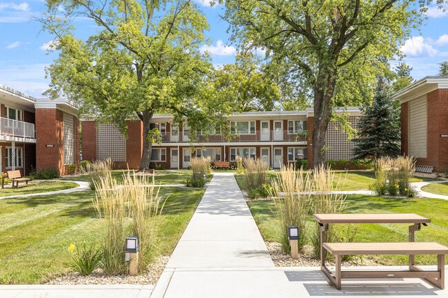 WHEATON COURT, LLC in Wheaton, IL - Building Photo - Interior Photo