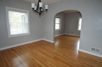 1322 Cottonwood St in Grand Forks, ND - Foto de edificio - Building Photo