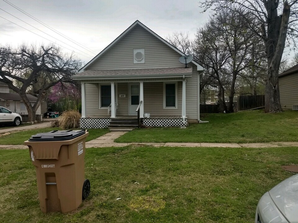 213 E Washington St in Lyons, KS - Building Photo