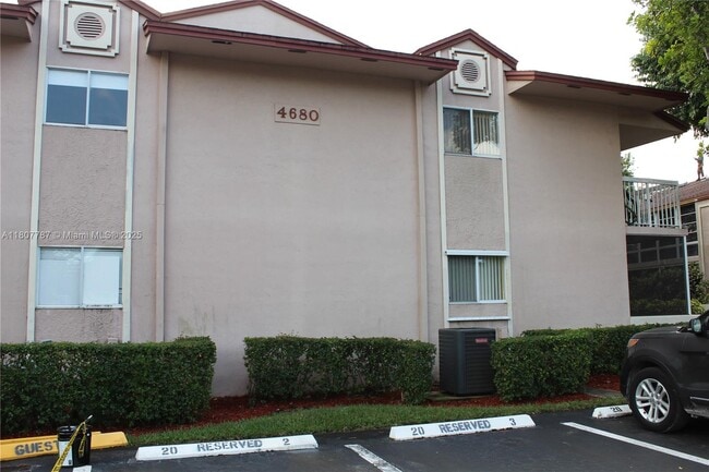 4680 NW 102nd Ave in Doral, FL - Foto de edificio - Building Photo