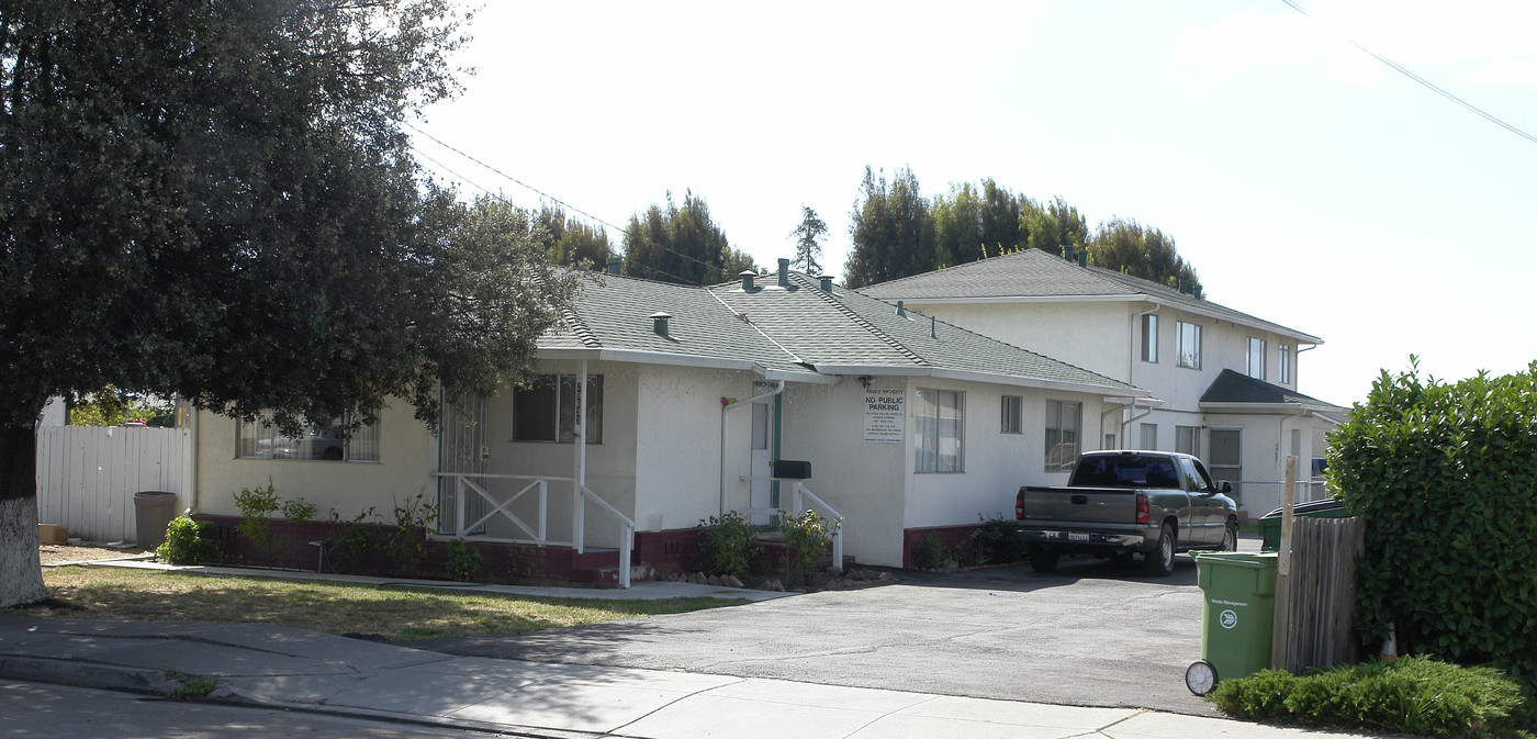 29633 Dixon St in Hayward, CA - Building Photo