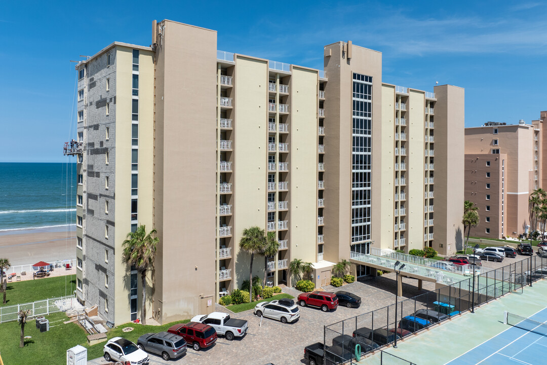 Shores Club Condominium in Daytona Beach Shores, FL - Building Photo