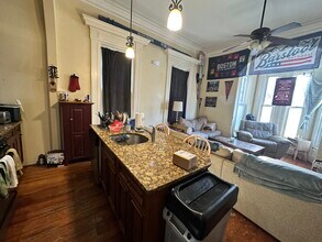 135 Hillside St, Unit 2 in Boston, MA - Foto de edificio - Building Photo