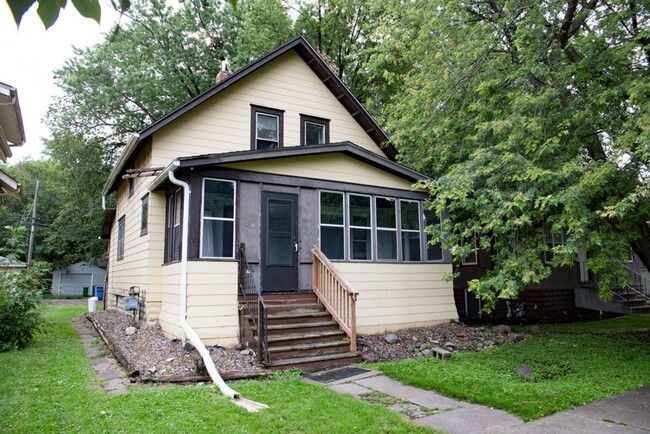 property at 1054 24th Ave SE