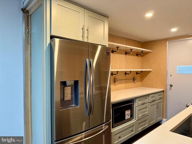 10201 Grosvenor Pl in Rockville, MD - Building Photo - Building Photo