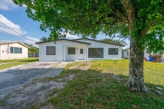 49 NE 2nd Ave in Deerfield Beach, FL - Building Photo - Building Photo