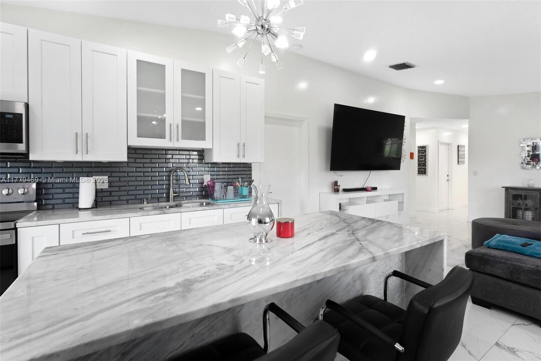 1751 SW 112th Ter in Miramar, FL - Foto de edificio