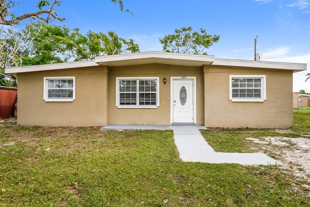 1423 Brookhill Dr in Ft. Myers, FL - Building Photo