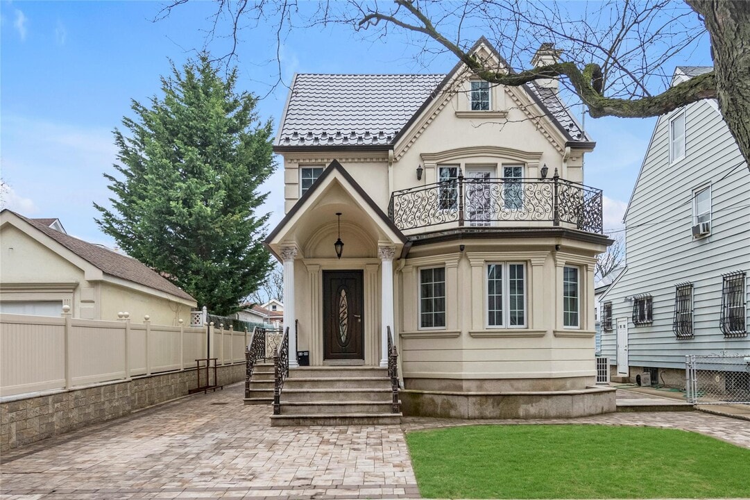 63-48 Carlton St in Queens, NY - Building Photo