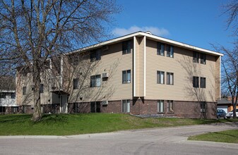 Cedar Acres Apartments in Hutchinson, MN - Foto de edificio - Building Photo