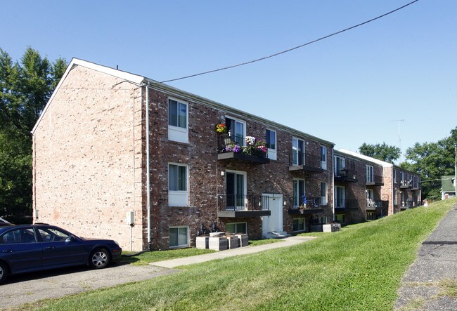 White Oaks Apartments in Massillon, OH - Building Photo - Building Photo