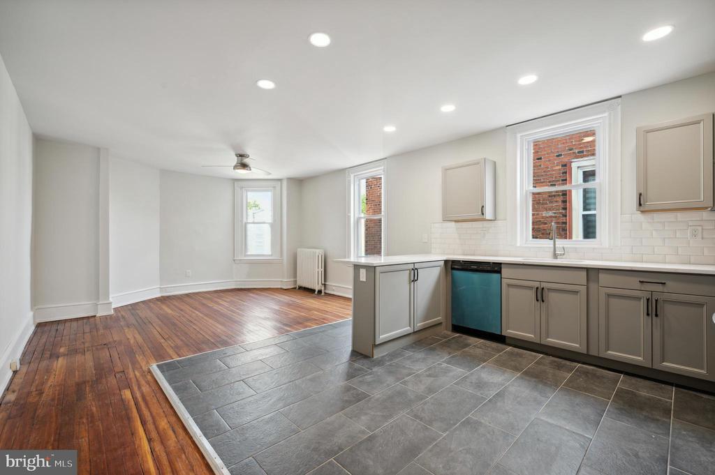 5041 Locust St in Philadelphia, PA - Building Photo