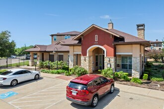 Highland Villas in Bryan, TX - Building Photo - Building Photo