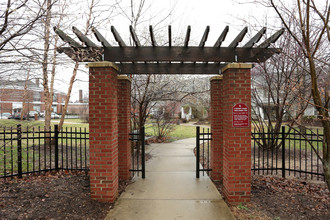 Clifton Court in Louisville, KY - Foto de edificio - Building Photo