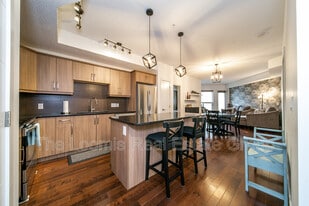 10523-10123 123 St NW in Edmonton, AB - Building Photo