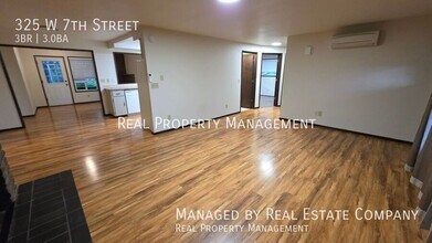 325 W 7th St in La Center, WA - Building Photo - Building Photo