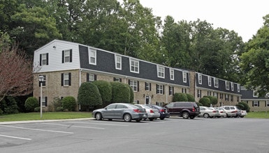 Colonial Towne Apartments in Williamsburg, VA - Building Photo - Building Photo