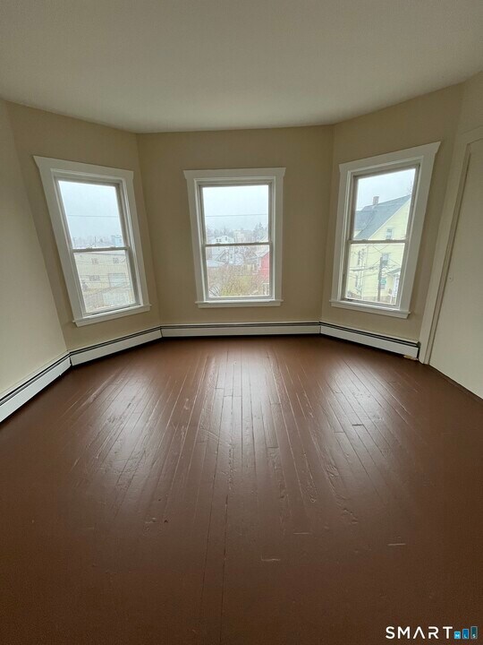 33 Dewey St in New Britain, CT - Building Photo