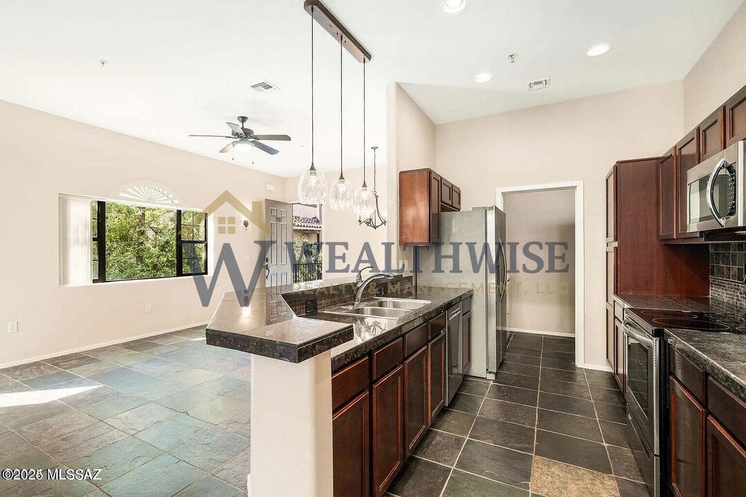 2010 E River Rd in Tucson, AZ - Building Photo