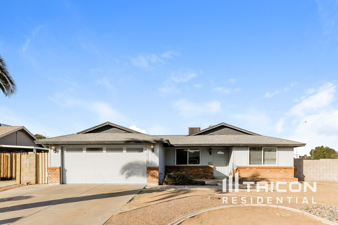 2308 N Arrowhead Dr in Chandler, AZ - Foto de edificio