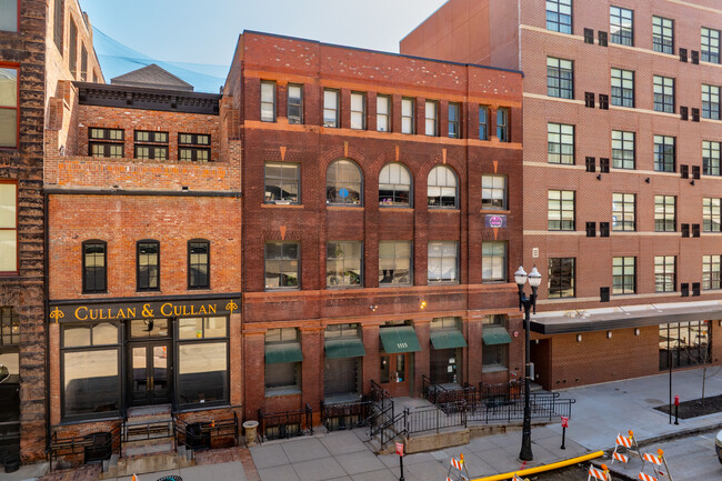Harney Street Apartments in the Old Market in Omaha, NE - Foto de edificio - Building Photo