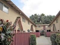 Greenwood Apartments in Montebello, CA - Foto de edificio - Building Photo