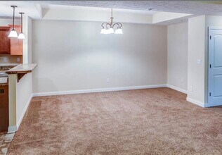 708 Academy Dr, Unit Apt 16 in New Albany, IN - Foto de edificio - Building Photo