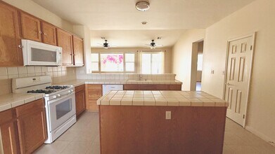 1304 Torulosa Dr in Bakersfield, CA - Building Photo - Building Photo