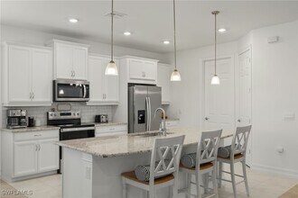 18694 Royal Hammock Blvd in Naples, FL - Foto de edificio - Building Photo