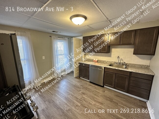 814 Broadway Ave NW in Grand Rapids, MI - Building Photo - Building Photo