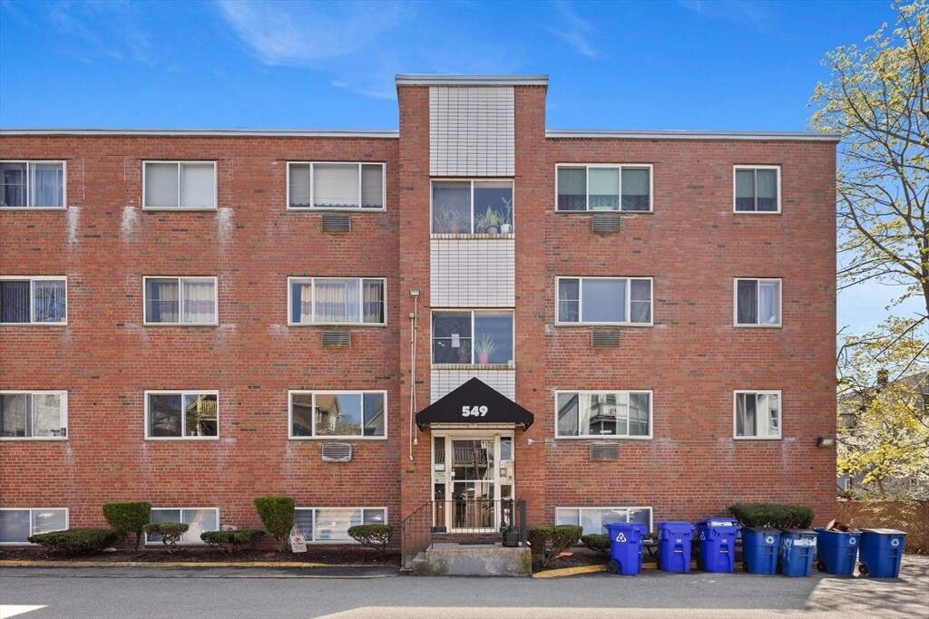 549 Adams St in Boston, MA - Building Photo