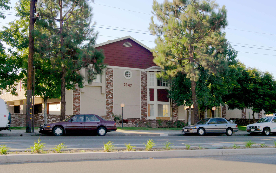 7943-7957 Garfield Ave in Bell Gardens, CA - Building Photo