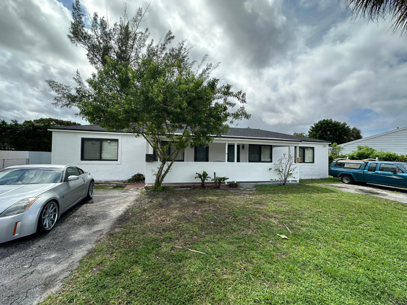 1466 NE 135th St in North Miami, FL - Building Photo