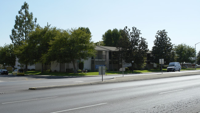 Raintree Gardens Apartments in Bakersfield, CA - Building Photo - Building Photo