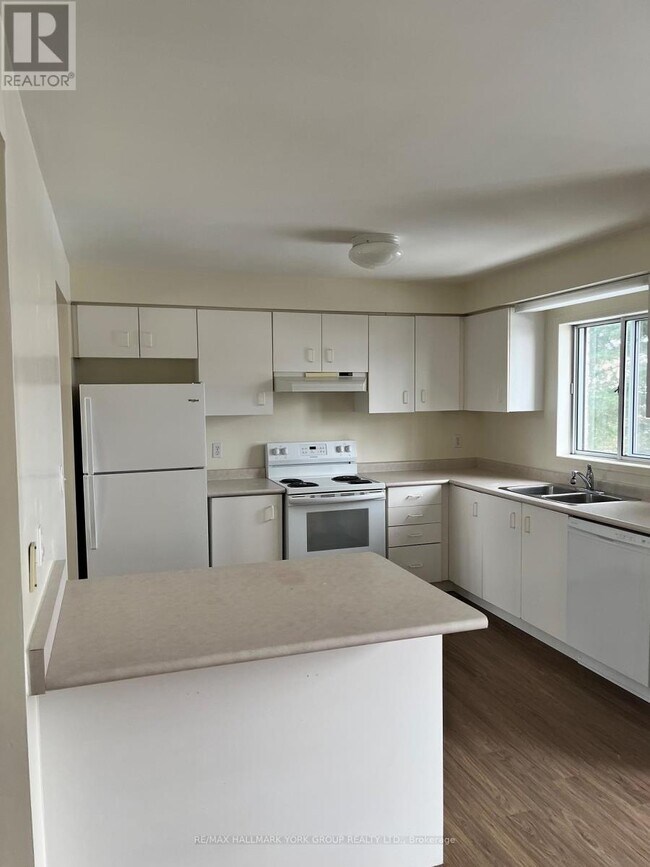 490 Veterans Dr in Barrie, ON - Building Photo - Building Photo