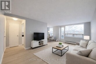 815 Kennedy Rd in Toronto, ON - Building Photo - Building Photo