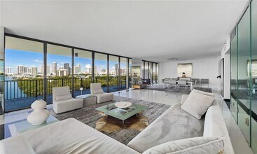 1000 Venetian Way in Miami Beach, FL - Building Photo - Building Photo