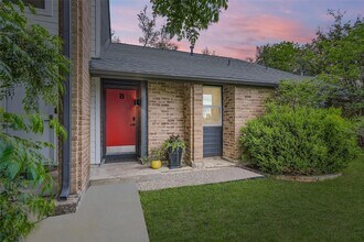 6807 Woodhue Dr in Austin, TX - Building Photo - Building Photo