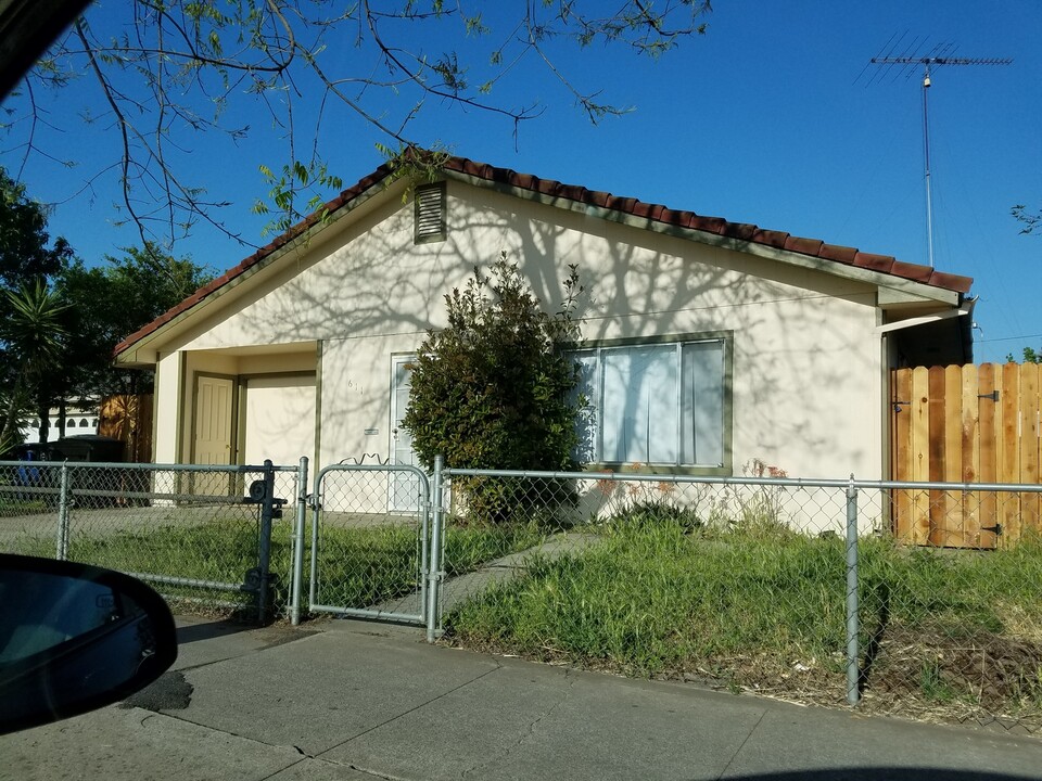 611 S Main St in Manteca, CA - Building Photo