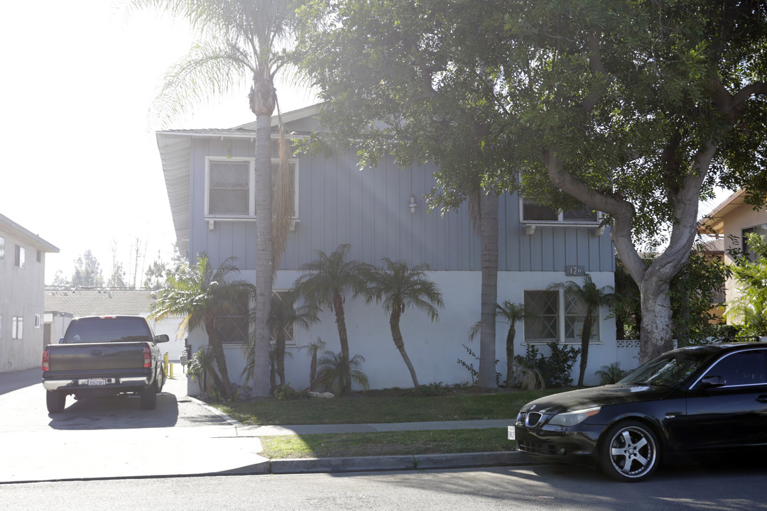 126 E Wilken Way in Anaheim, CA - Foto de edificio
