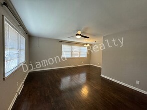 2742 S Stewart Ave in Springfield, MO - Foto de edificio - Building Photo