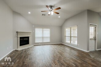 20818 Falcon Hill St in Humble, TX - Foto de edificio - Building Photo