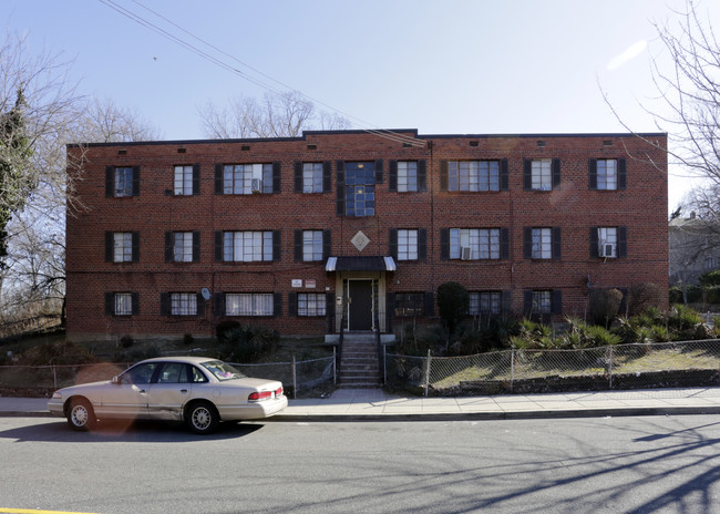 405 Division Ave NE in Washington, DC - Foto de edificio - Building Photo