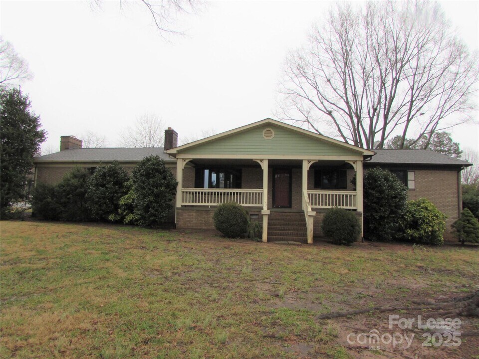 2725 Sloop Rd in Mount Ulla, NC - Building Photo
