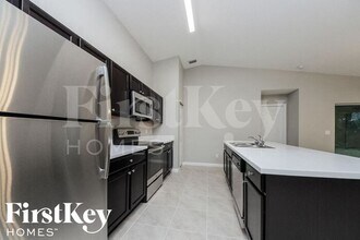 700 SW Saragossa Ave in Port St. Lucie, FL - Foto de edificio - Building Photo