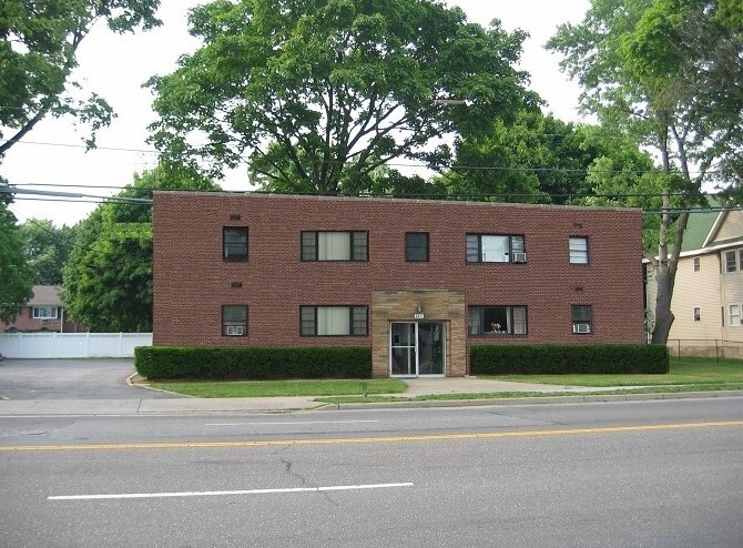 685 Conklin Street in Farmingdale, NY - Foto de edificio