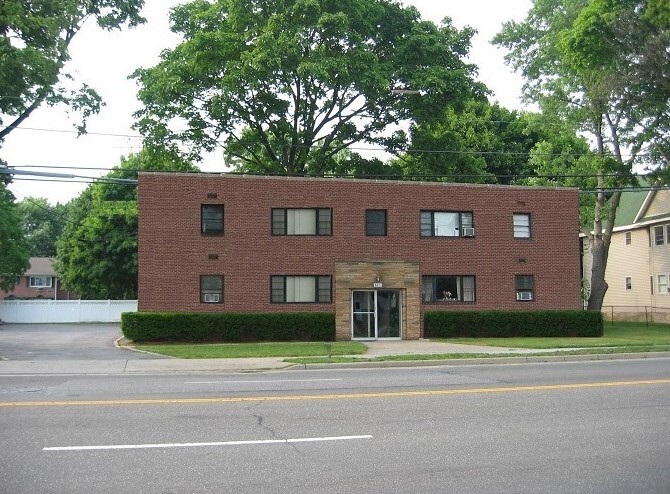 685 Conklin Street in Farmingdale, NY - Building Photo