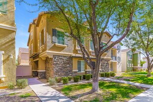 163 W Tremaine Ct in Gilbert, AZ - Building Photo